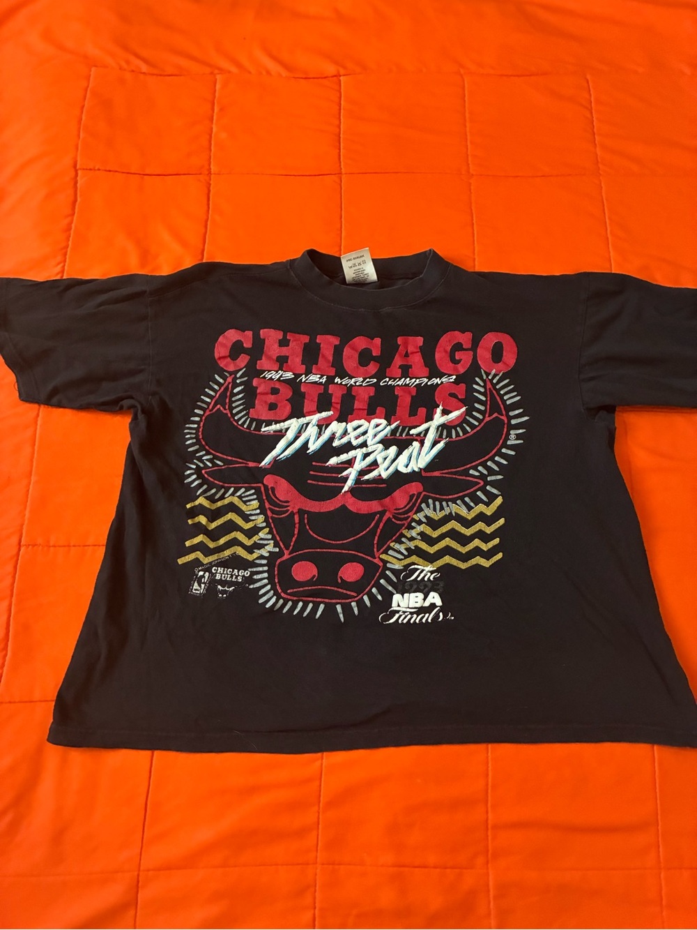 Vintage Chicago Bulls T Shirt Mens L NBA 3 Peat Champions Magic Johnson Graphic